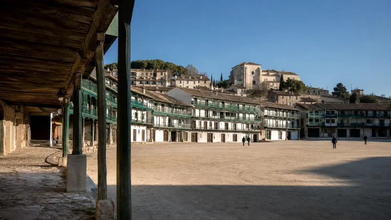 Plaza Mayor de Chinchón con soportales y balcones verdes