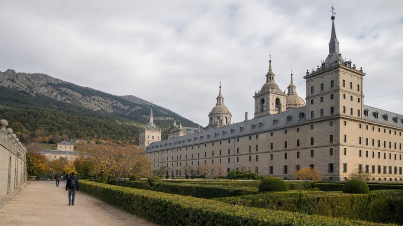 Monasterio de El Escorial, jardines y monte Abantos en otoño