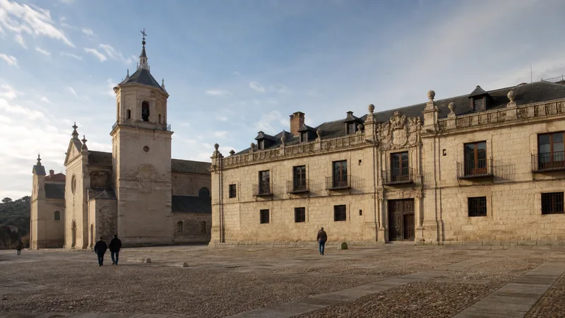 Palacio, iglesia y plaza de piedra del conjunto barroco de Nuevo Baztán