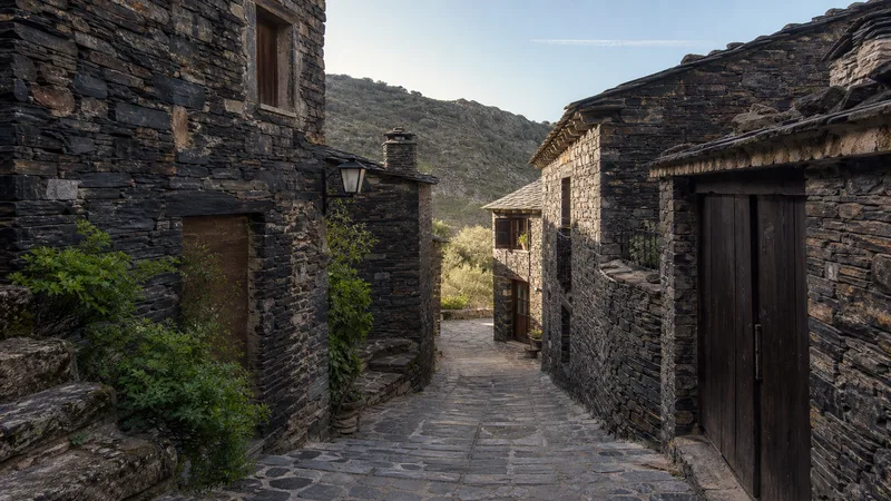 Calle empinada de pizarra en Patones de Arriba sin vehículos