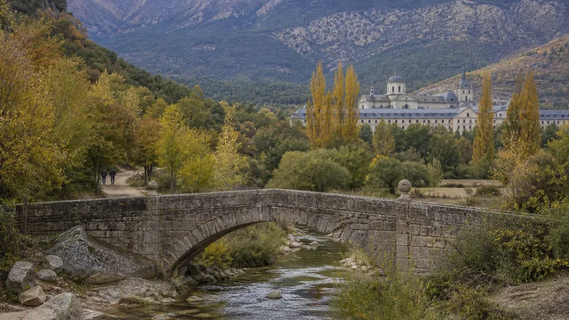Puente de piedra, río y monasterio en el valle de Rascafría