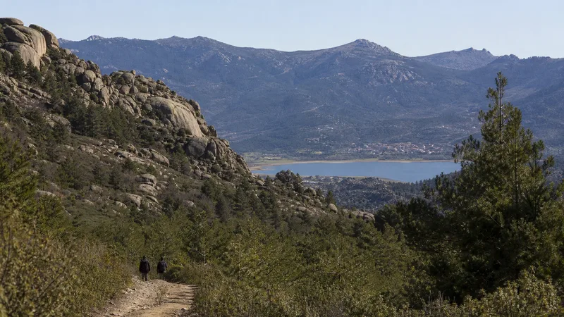 Formaciones de La Pedriza, sendero y embalse en el Guadarrama central