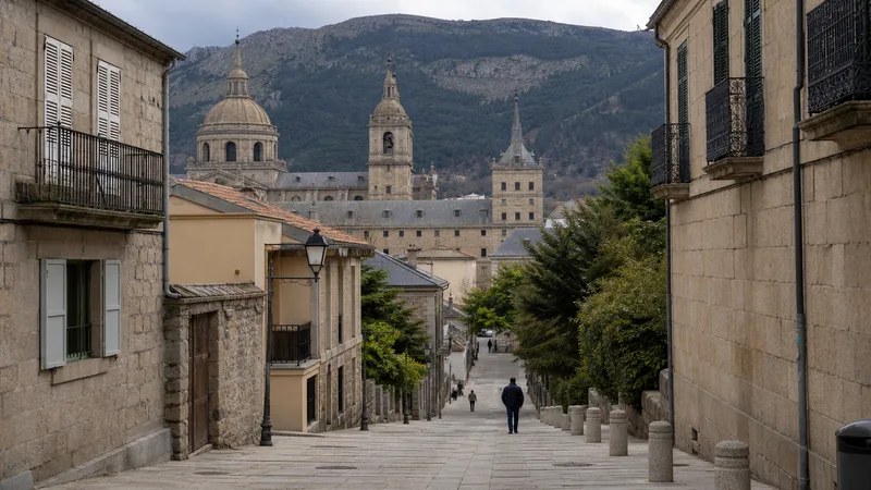 Calle de San Lorenzo de El Escorial con el monasterio y Abantos al fondo