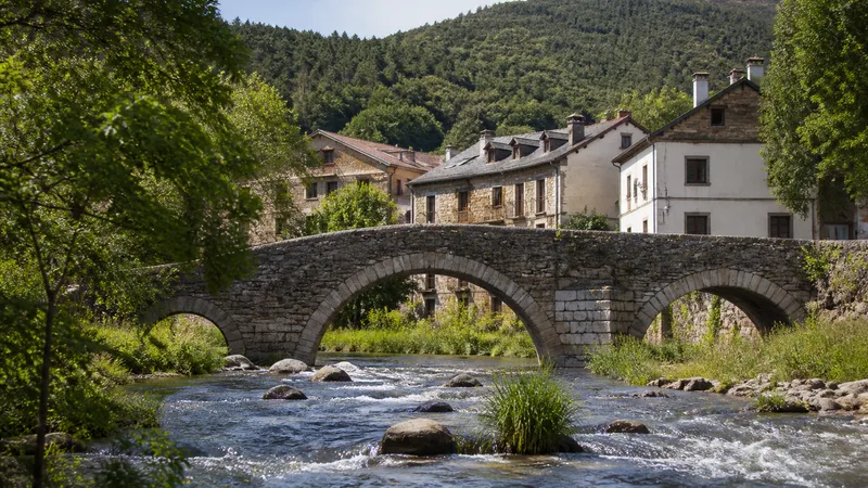 Rascafría y el valle del Lozoya con montañas al fondo