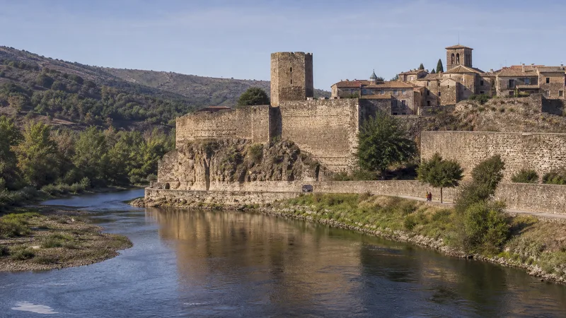 Buitrago del Lozoya, su muralla y el río en la Sierra Norte