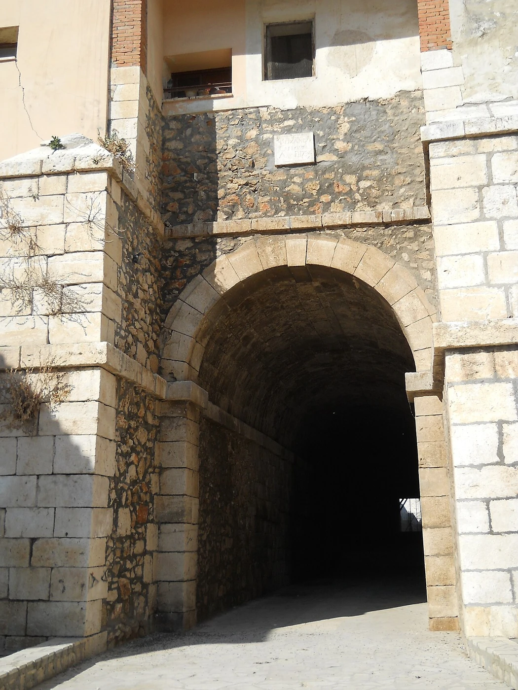 Entrada de piedra al túnel del Zacatín bajo la plaza Mayor