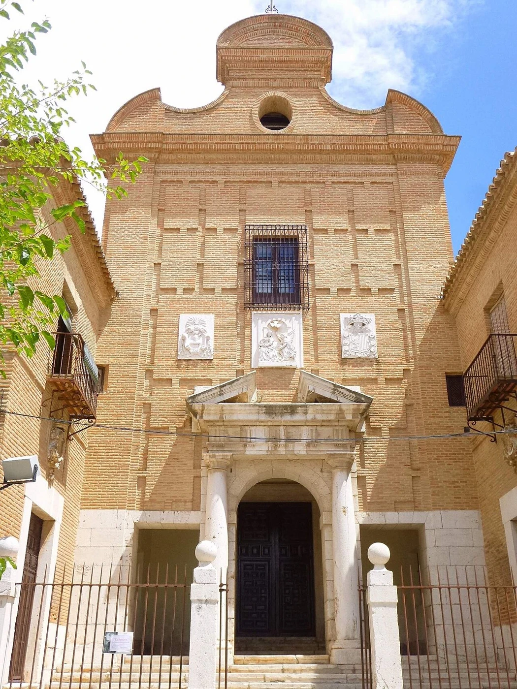 Fachada de ladrillo y portada del convento de la Encarnación