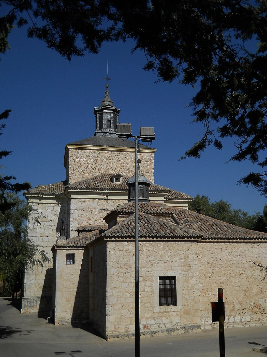 Exterior de la ermita del Cristo del Humilladero entre pinos