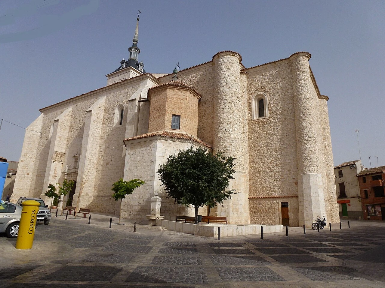 Muros de piedra de Santa María la Mayor en Colmenar de Oreja