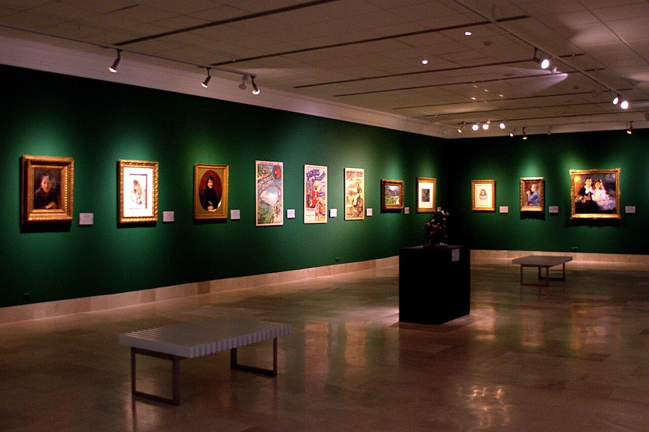 Sala del Museo Ulpiano Checa con pinturas y esculturas