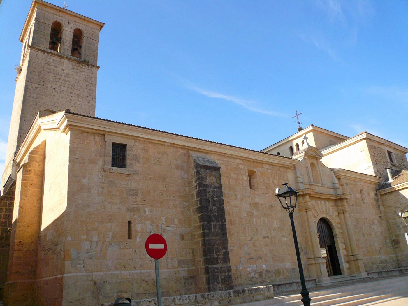 Torre, muro lateral y portada de la iglesia de la Asunción de Loeches