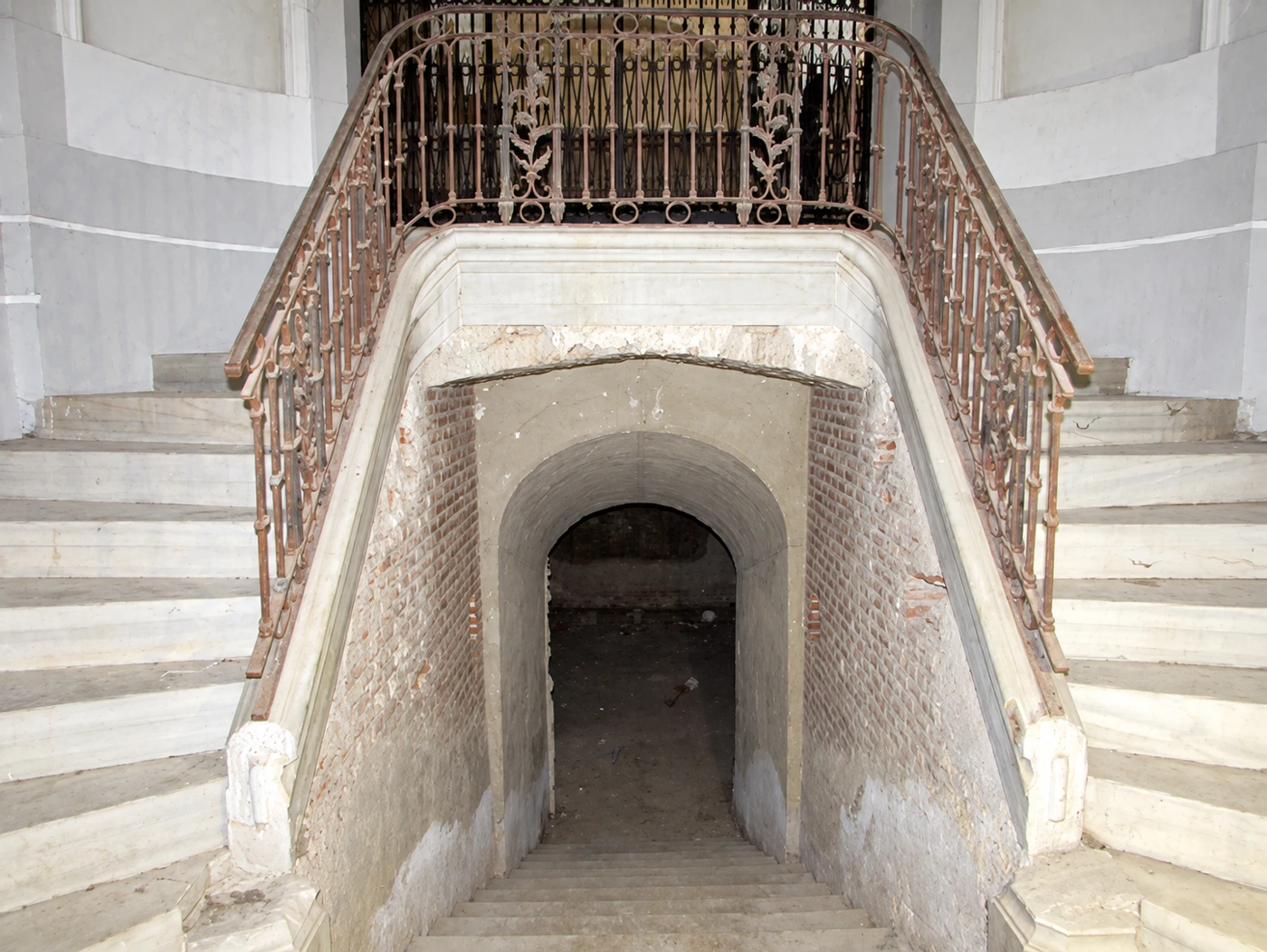 Escalera de entrada a la cripta de los Olivares entre los tramos que suben al panteón
