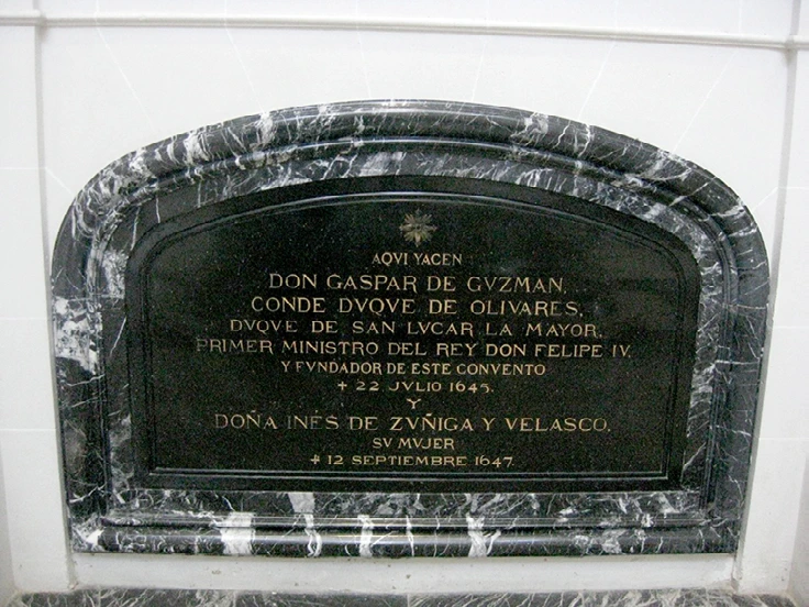 Inscripción funeraria de Inés de Zúñiga y Gaspar de Guzmán en el panteón de los Alba