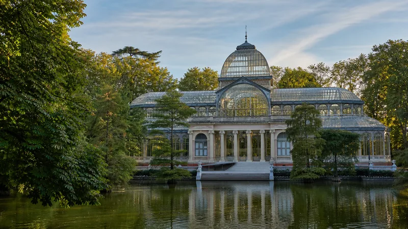 Palacio de Cristal rodeado de árboles en el parque del Retiro
