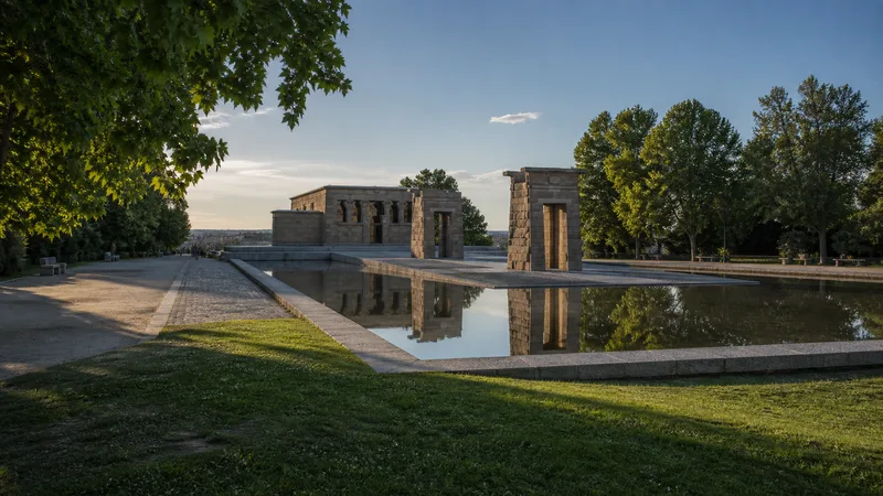 Templo de Debod y su estanque al final de la tarde en Madrid