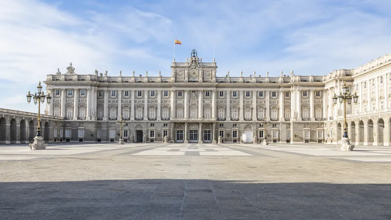 Palacio Real de Madrid y plaza de Oriente bajo una luz suave de mañana