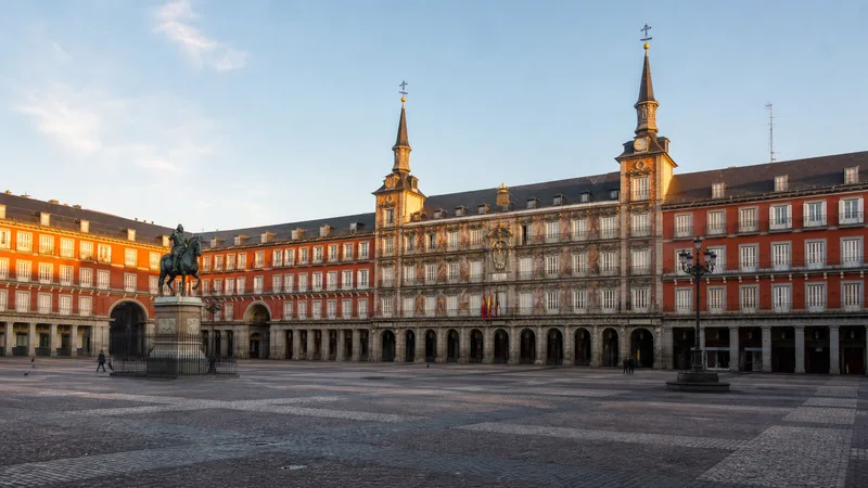 Plaza Mayor de Madrid al comienzo de la mañana