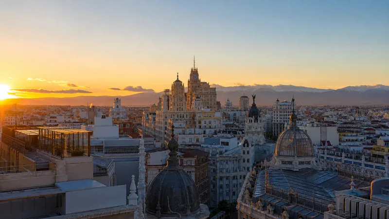 Gran Vía de Madrid al amanecer vista desde la calle de Alcalá