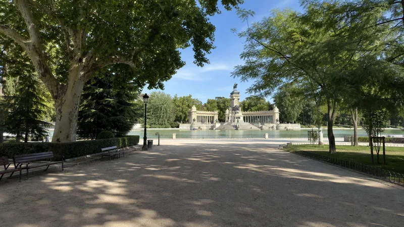 Paseo arbolado abierto hacia el Estanque Grande del Retiro