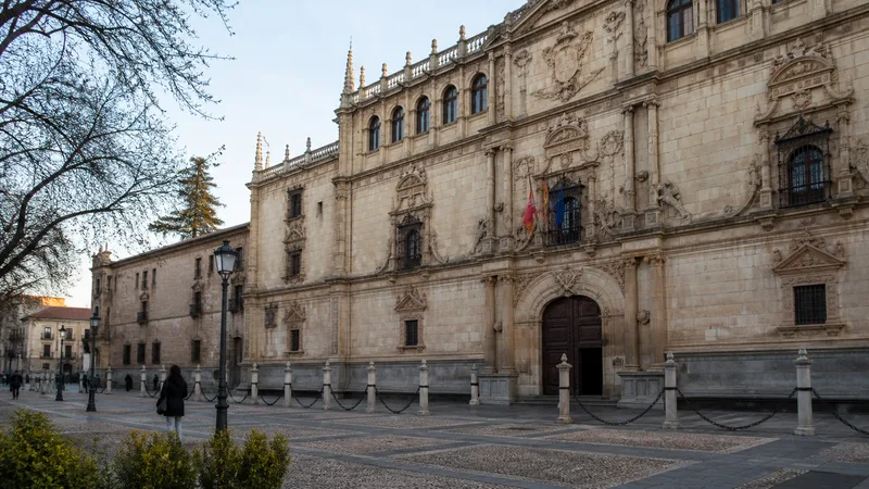 Fachada universitaria histórica y plaza empedrada de Alcalá de Henares