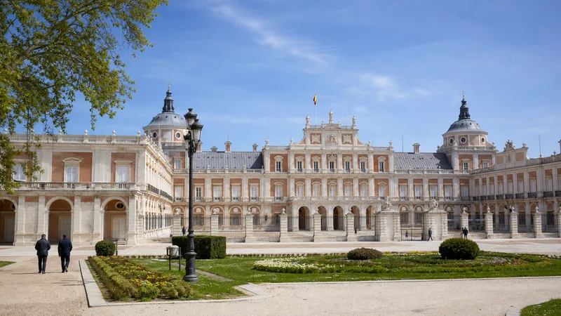 Palacio Real de Aranjuez y jardines vistos desde la plaza exterior