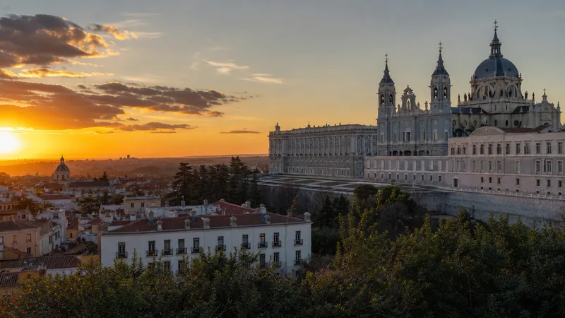 Cornisa monumental de Madrid con el Palacio Real y la Almudena al atardecer