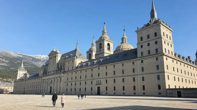 Real Monasterio de San Lorenzo de El Escorial ante la sierra