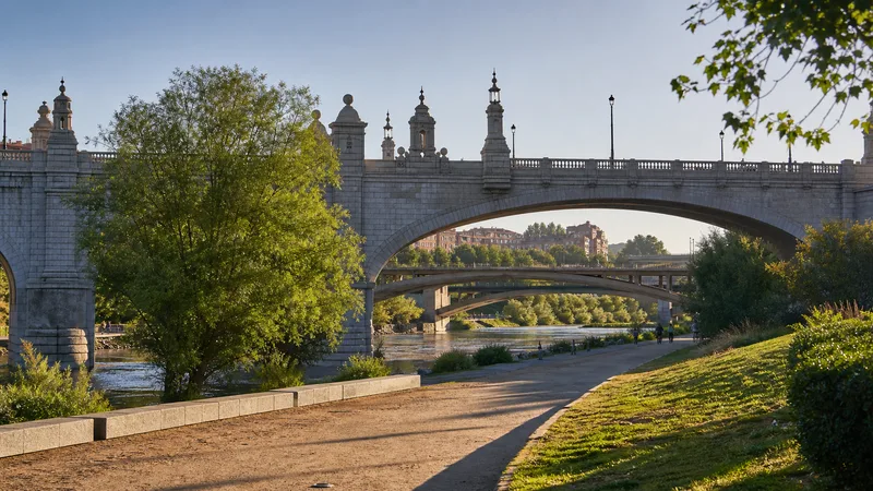 Pasarelas y zonas verdes de Madrid Río junto al Manzanares