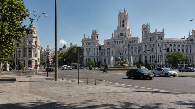 Fuente y Palacio de Cibeles vistos desde un paso peatonal