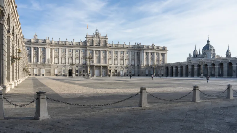 Plaza de la Armería y fachada del Palacio Real de Madrid