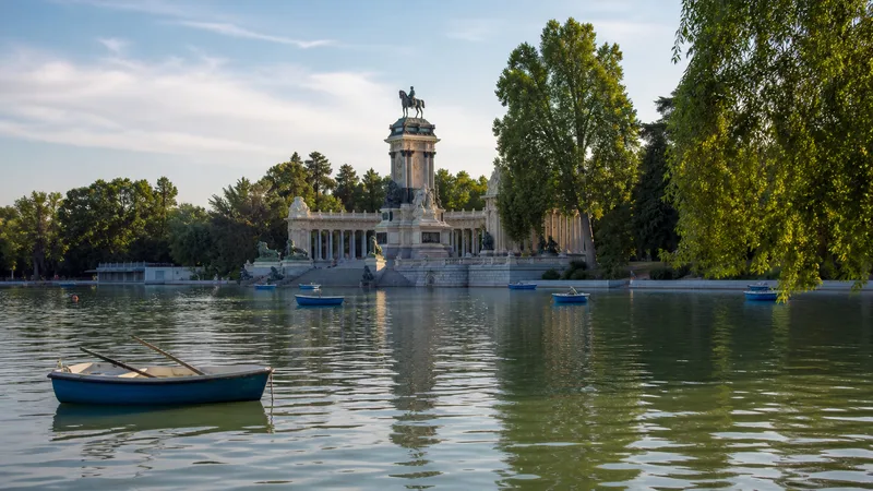 Estanque Grande del Retiro y monumento a Alfonso XII al final de la tarde