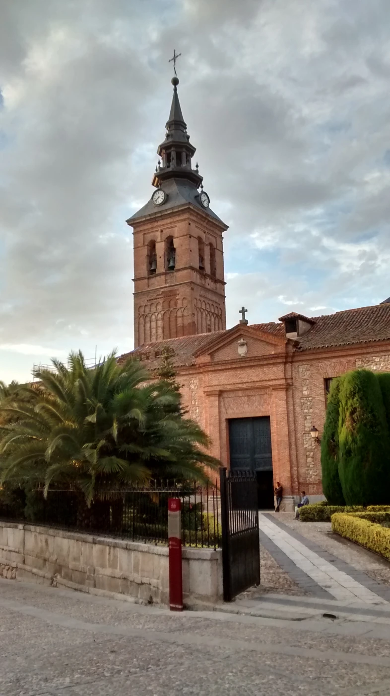 Torre y entrada de la iglesia de la Asunción de Navalcarnero