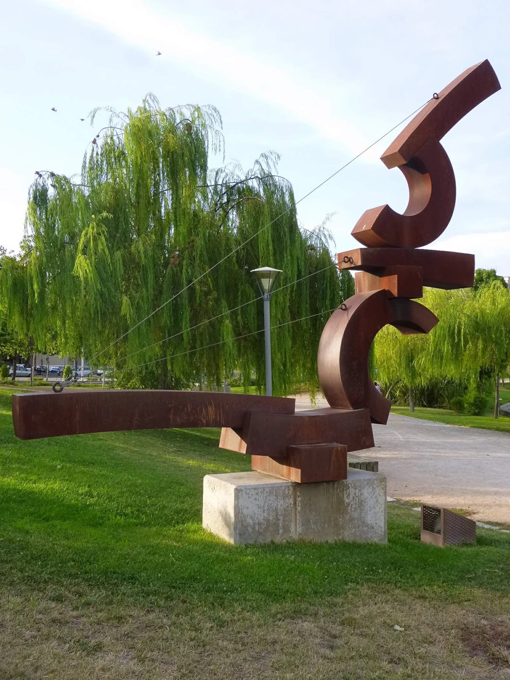 Escultura de volúmenes metálicos y tensores en el parque Feliciano Hernández
