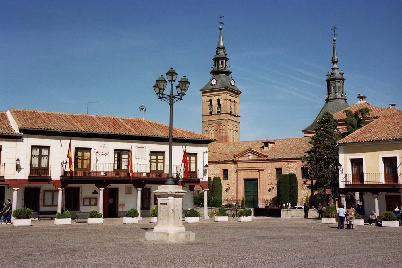 Plaza de Segovia con soportales y la iglesia de la Asunción al fondo