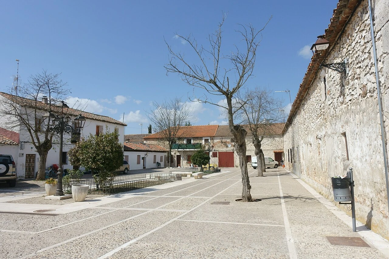 Viviendas bajas y pavimento de la plaza de la Cebada