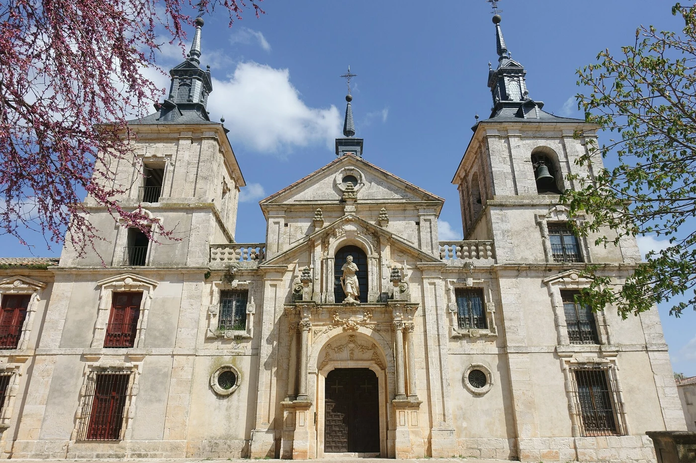 Fachada completa y torres de San Francisco Javier