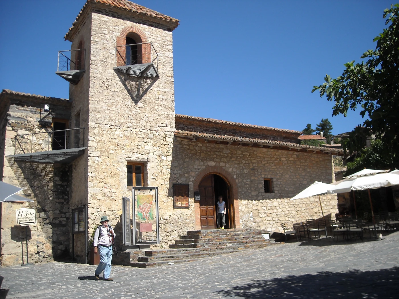 Fachada y torre de la antigua iglesia de San José en Patones de Arriba