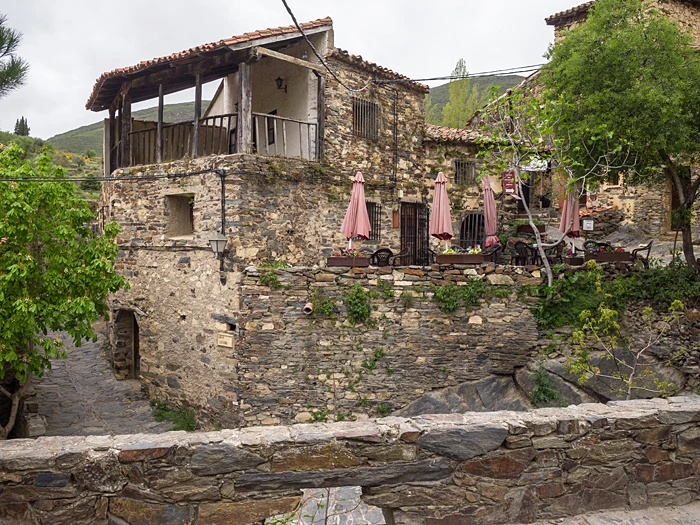 Vivienda de pizarra con corredor de madera y terraza en Patones de Arriba