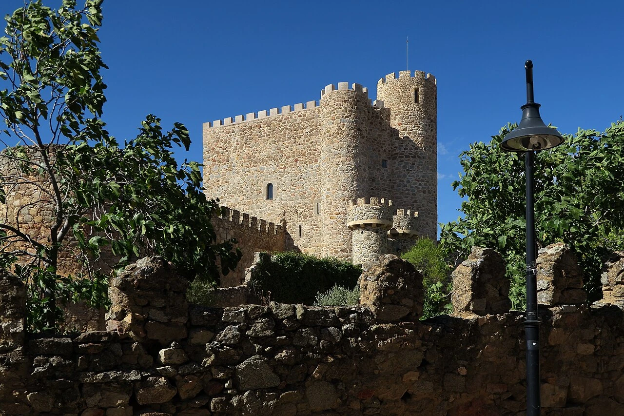 Torre del homenaje y muros del castillo de la Coracera