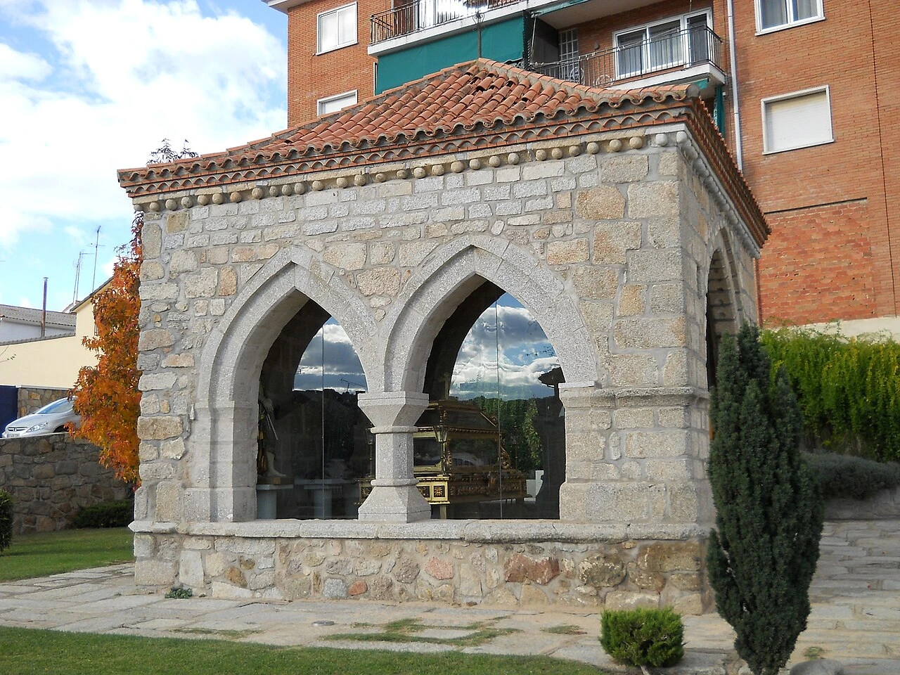 Arcos apuntados y cornisa de la ermita del Ecce Homo
