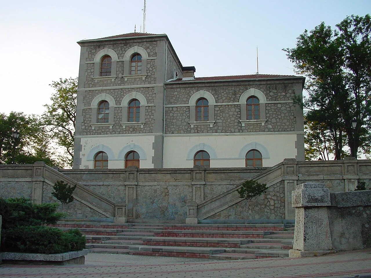 Antigua estación de San Martín de Valdeiglesias y escalinata del centro cultural