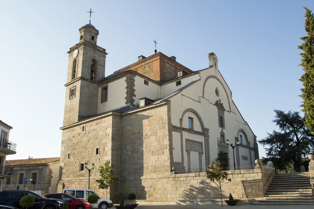 Iglesia de San Martín Obispo con su fachada, torre y escaleras