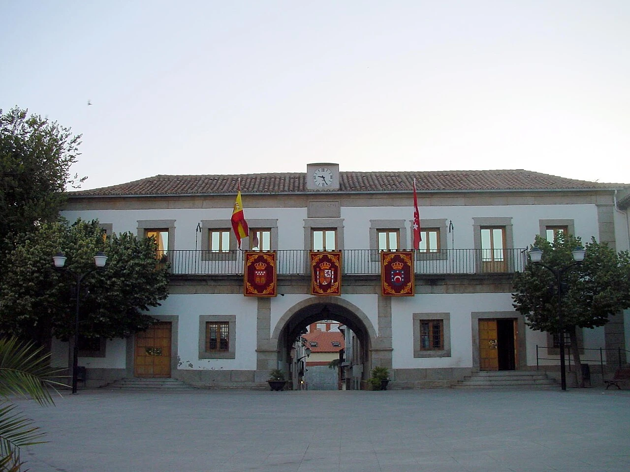 Ayuntamiento de San Martín de Valdeiglesias y arco de paso en la plaza Real