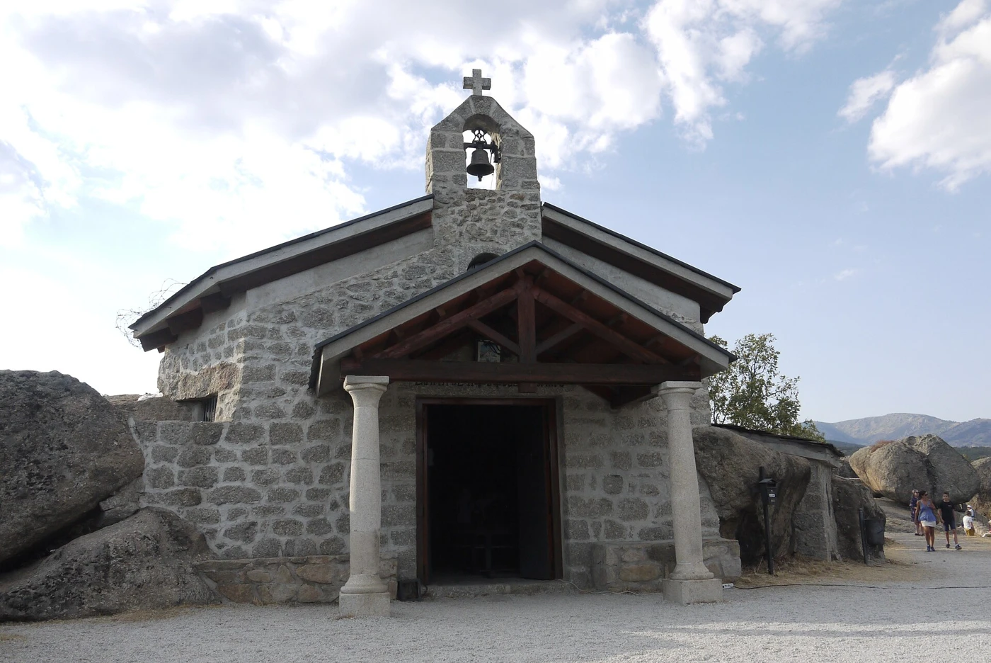 Pórtico y espadaña de la ermita del Rosario entre rocas de granito