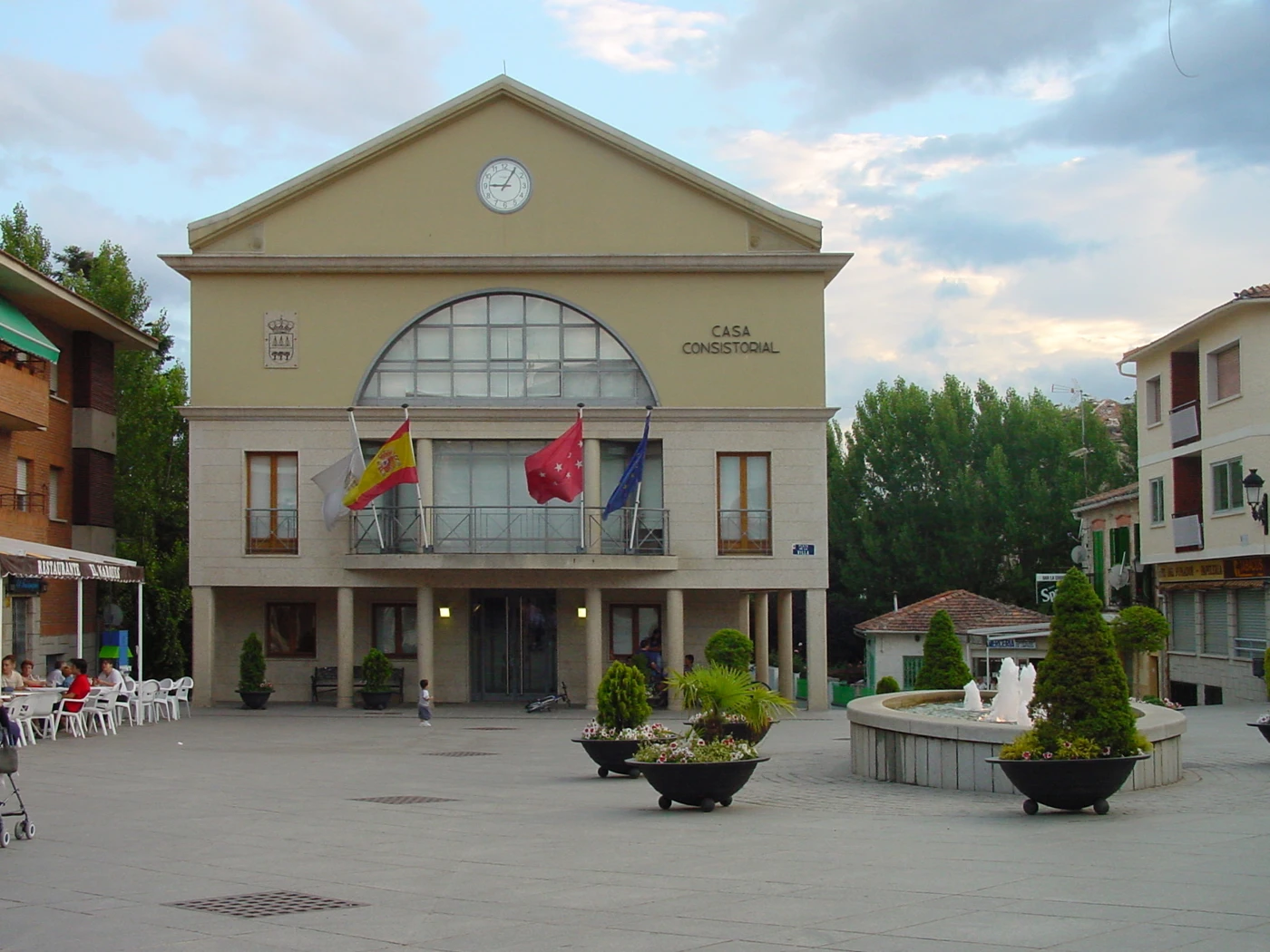 Ayuntamiento y espacio peatonal de la Plaza de la Villa de Soto del Real