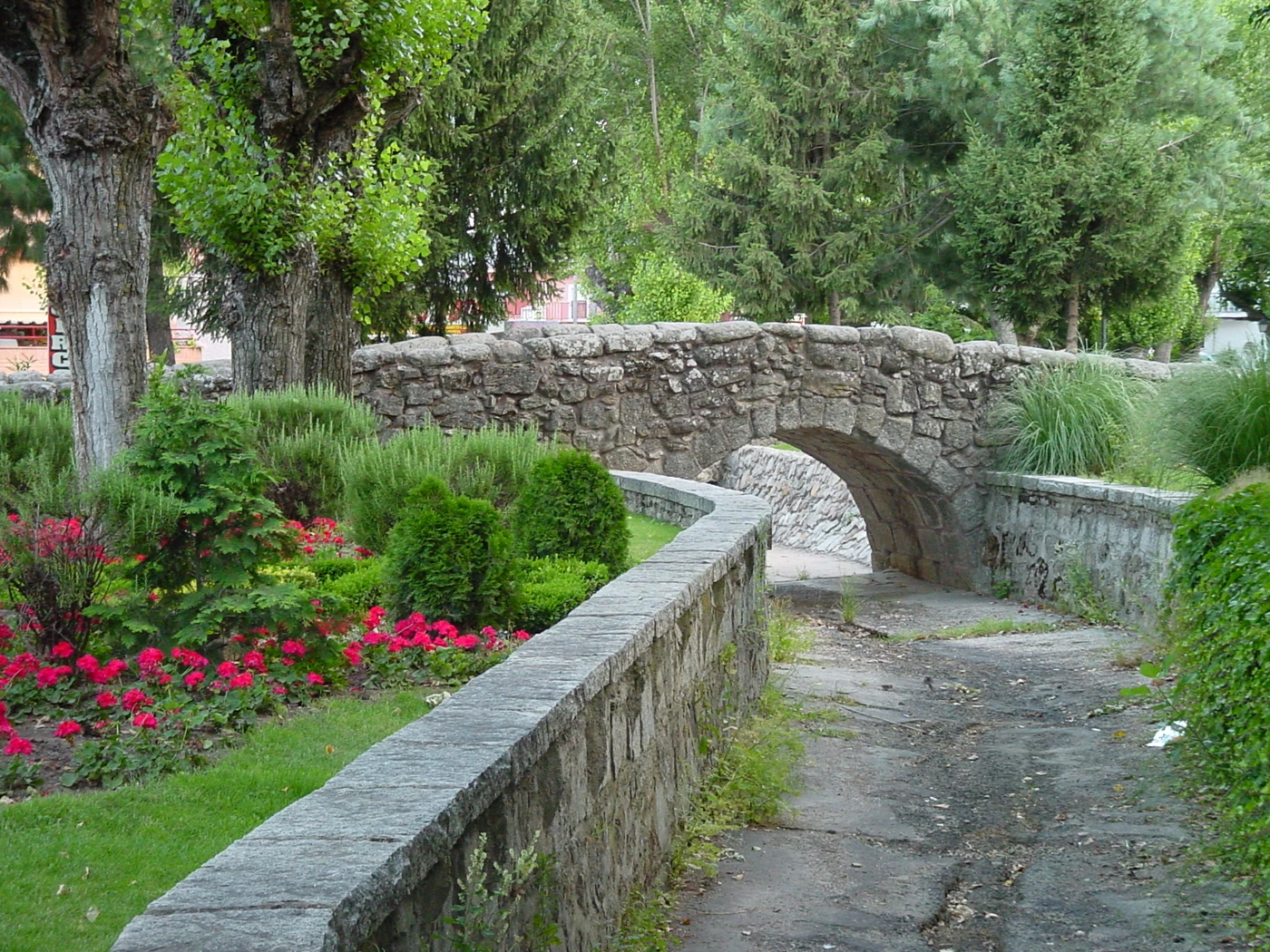 Arco de piedra del Puente Medieval sobre el arroyo Chozas