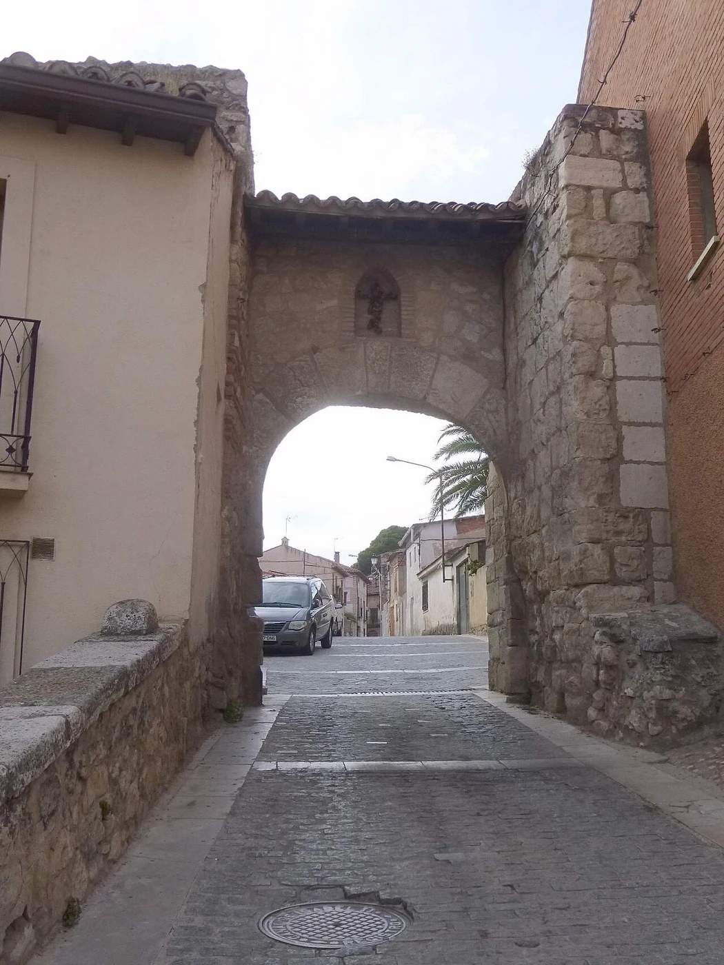 Arco del Cristo de Burgos integrado entre viviendas