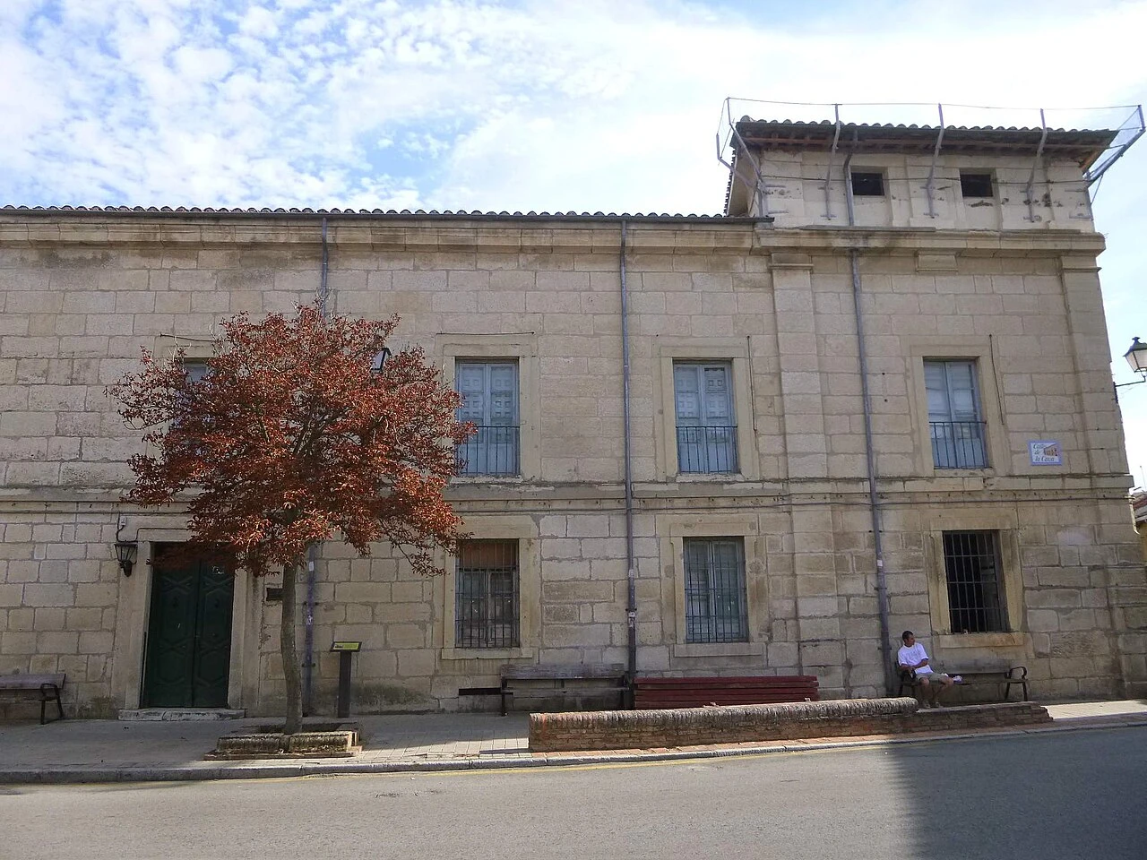 Fachada de piedra del palacio de Arteaga en Torrelaguna