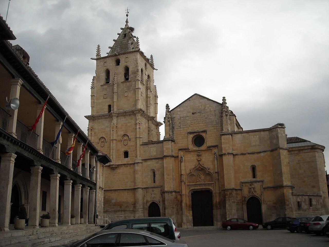 Torre y fachada de Santa María Magdalena junto al Ayuntamiento
