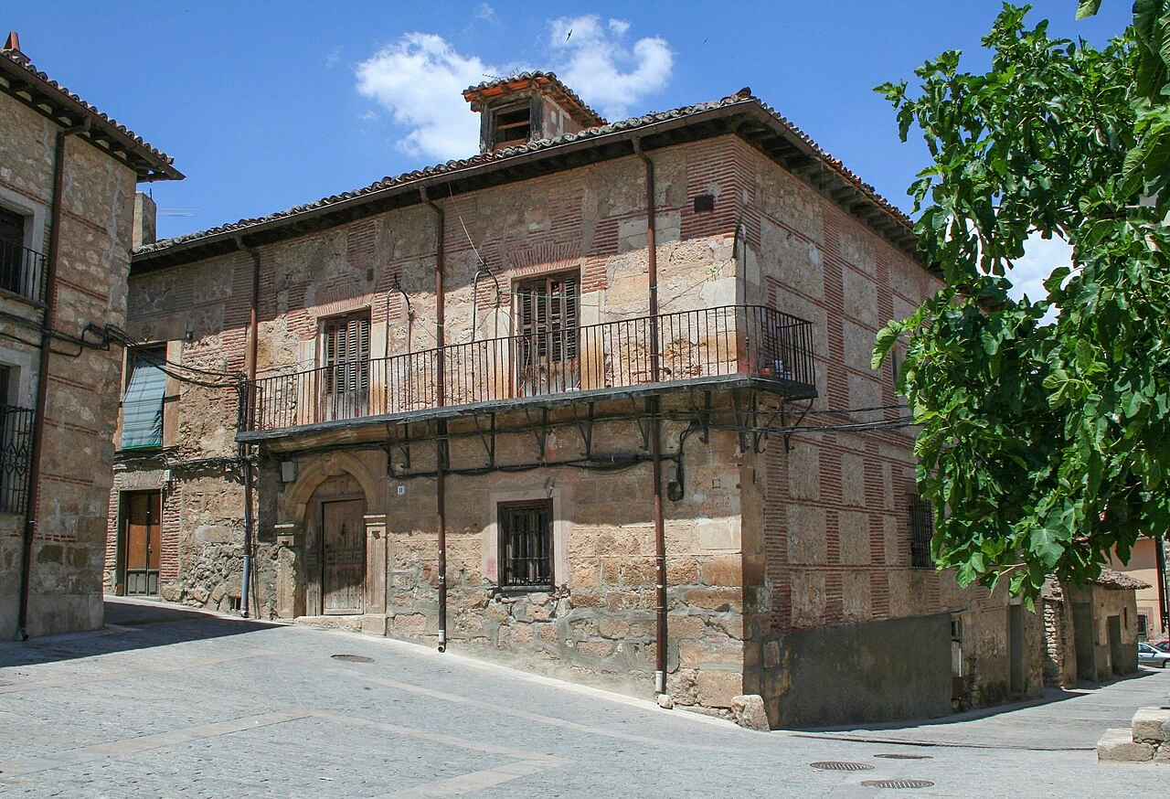 Casa solariega de ladrillo y piedra en la plaza de la Montera